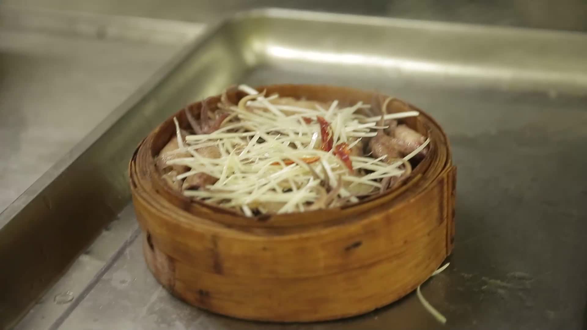 镜头合集后厨厨师制作海鲜大咖视频的预览图