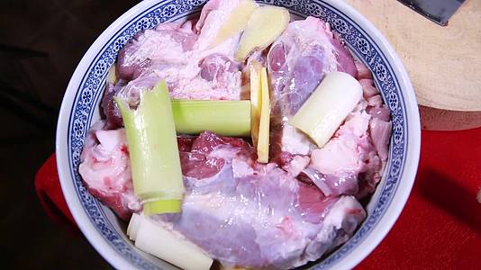 镜头合集葱姜料酒腌制猪肉去腥视频的预览图