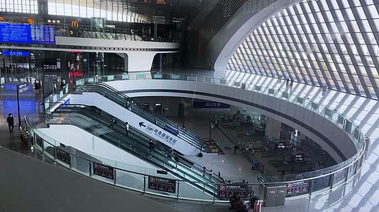 重庆西站高铁火车候车厅延时人流视频的预览图