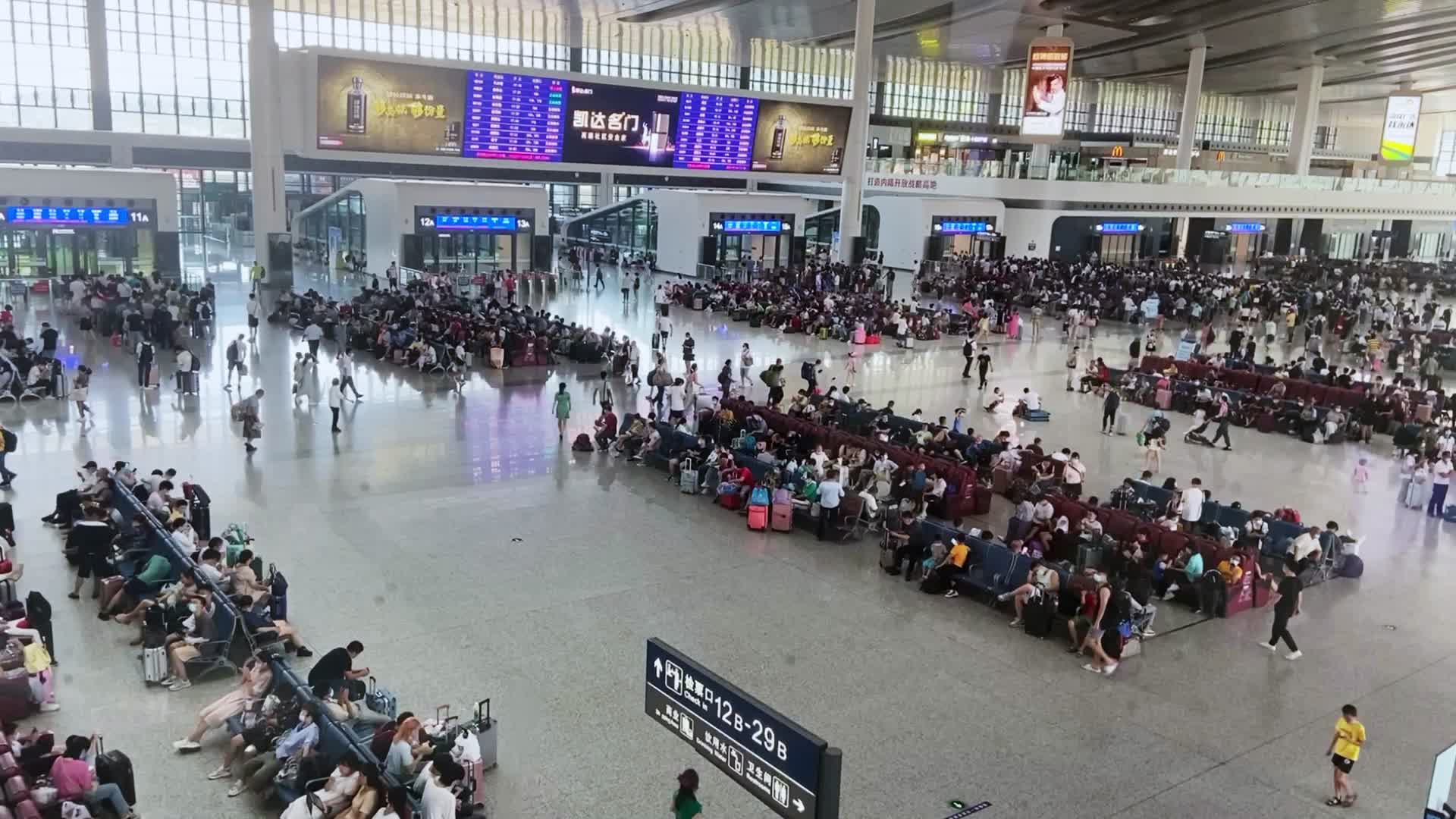 重庆西站高铁火车候车厅延时人流视频的预览图