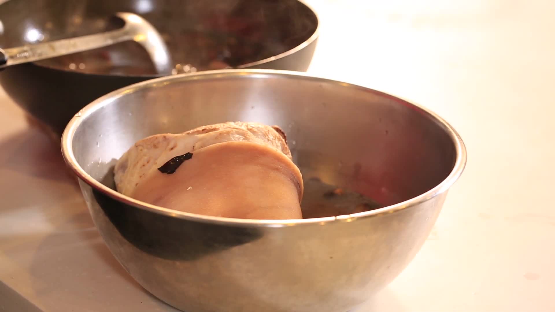 镜头合集卤肉老汤汤底炖肘子视频的预览图