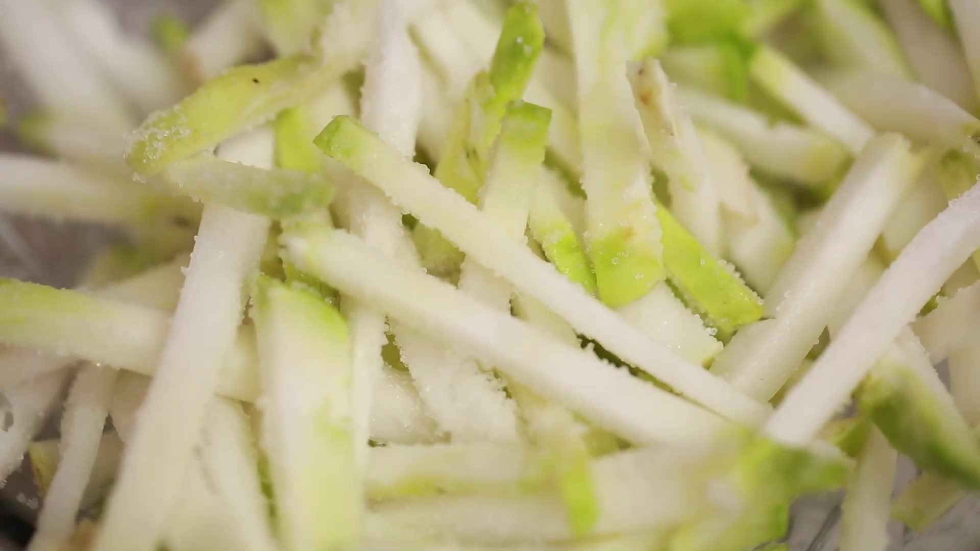 镜头合集芥菜加盐腌制榨菜视频的预览图