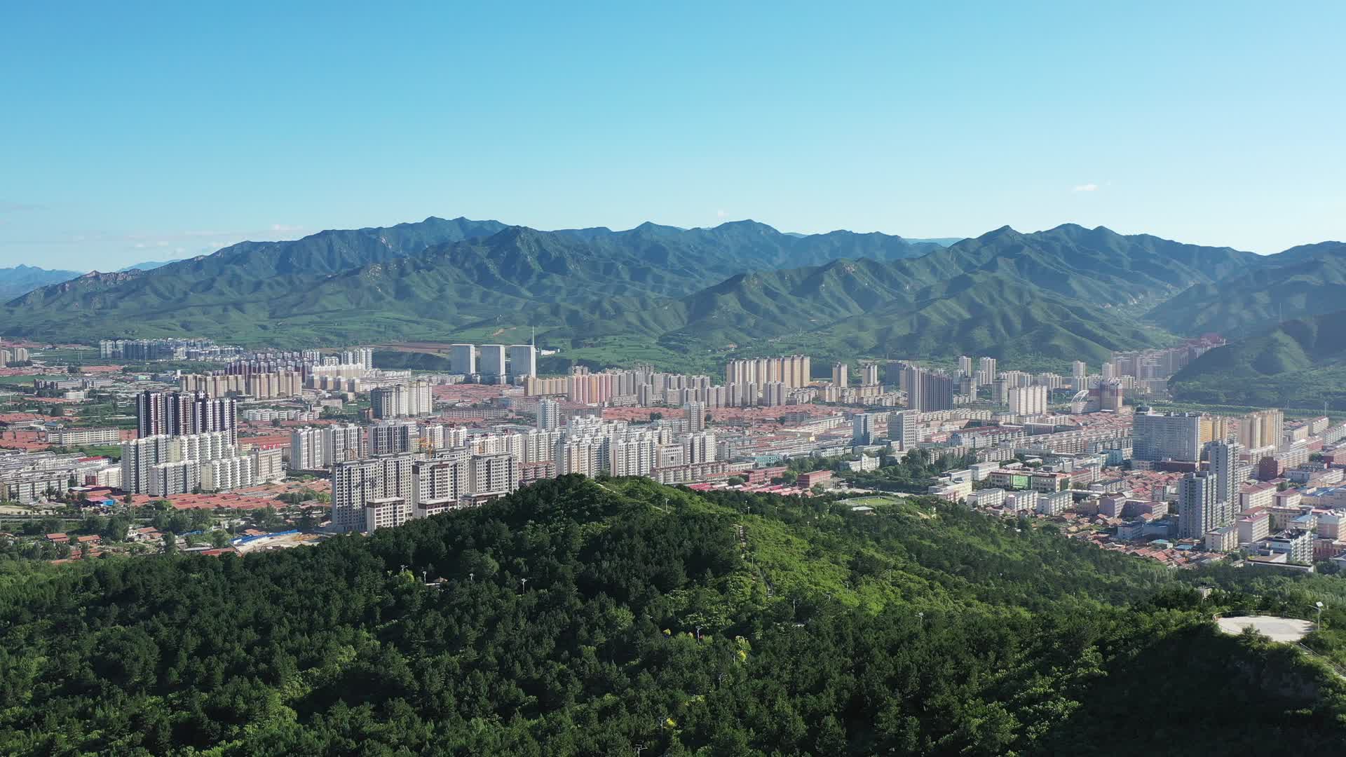航拍承德丰宁县城全景城市发展视频的预览图