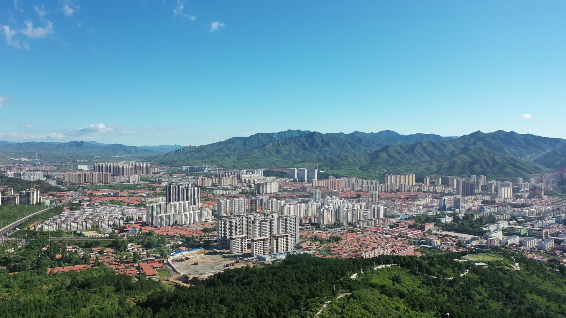 航拍承德丰宁县城全景城市发展视频的预览图