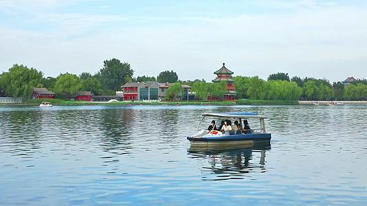 北京后海划船游玩旅游实拍视频视频的预览图