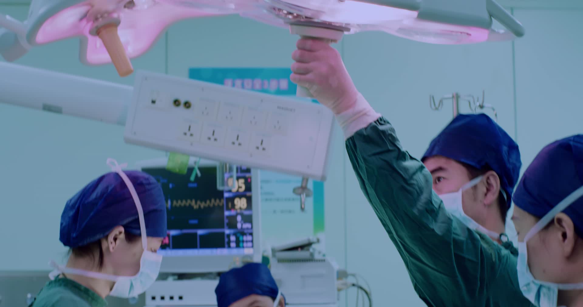 医院动手术实拍视频视频的预览图