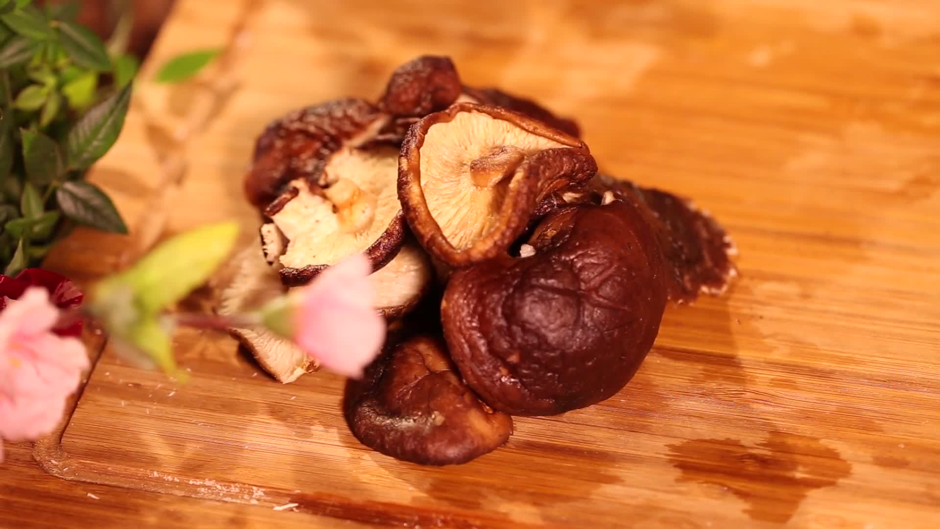 镜头合集蘑菇肉质增鲜食材视频的预览图
