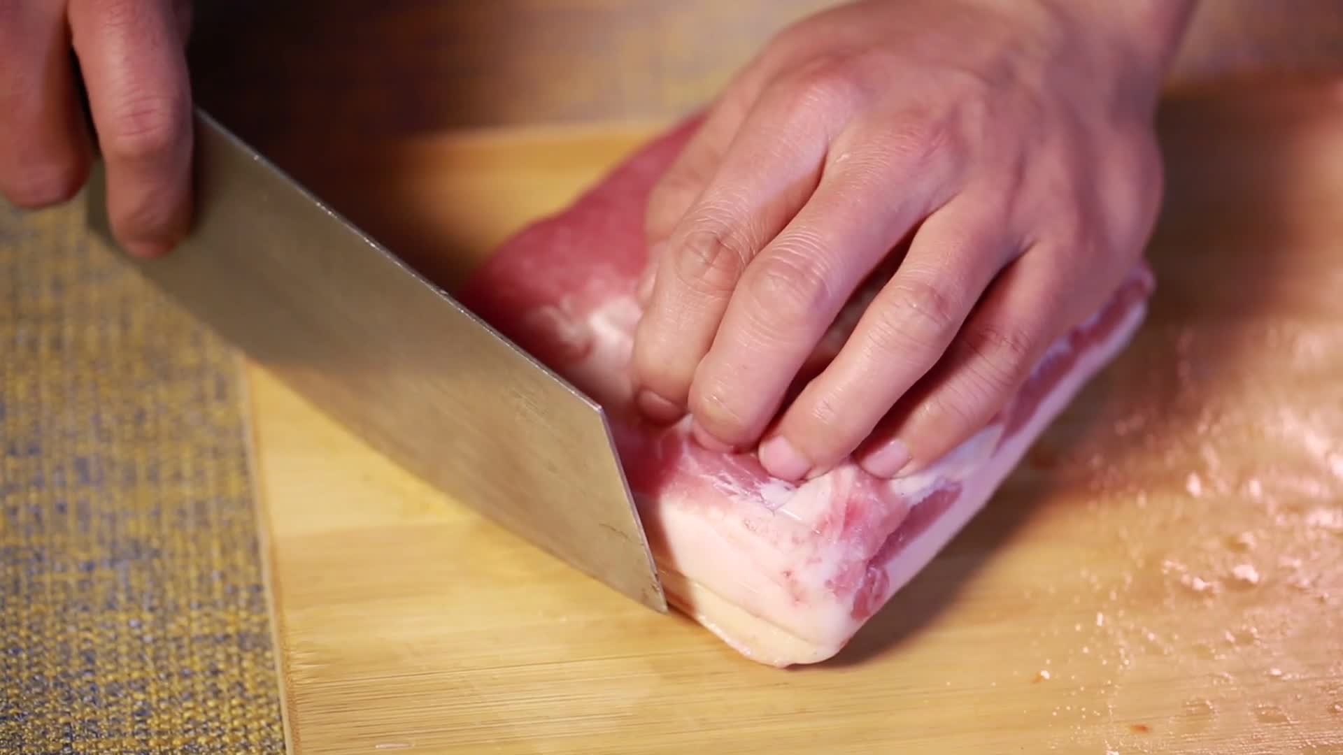 镜头合集切猪肉片猪肉肉片炒肉视频的预览图