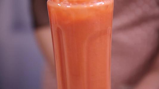 镜头合集切胡萝卜榨汁胡萝卜汁健康蔬果汁视频的预览图