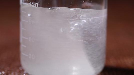 镜头合集烧杯融化白色化学粉末石蜡视频的预览图