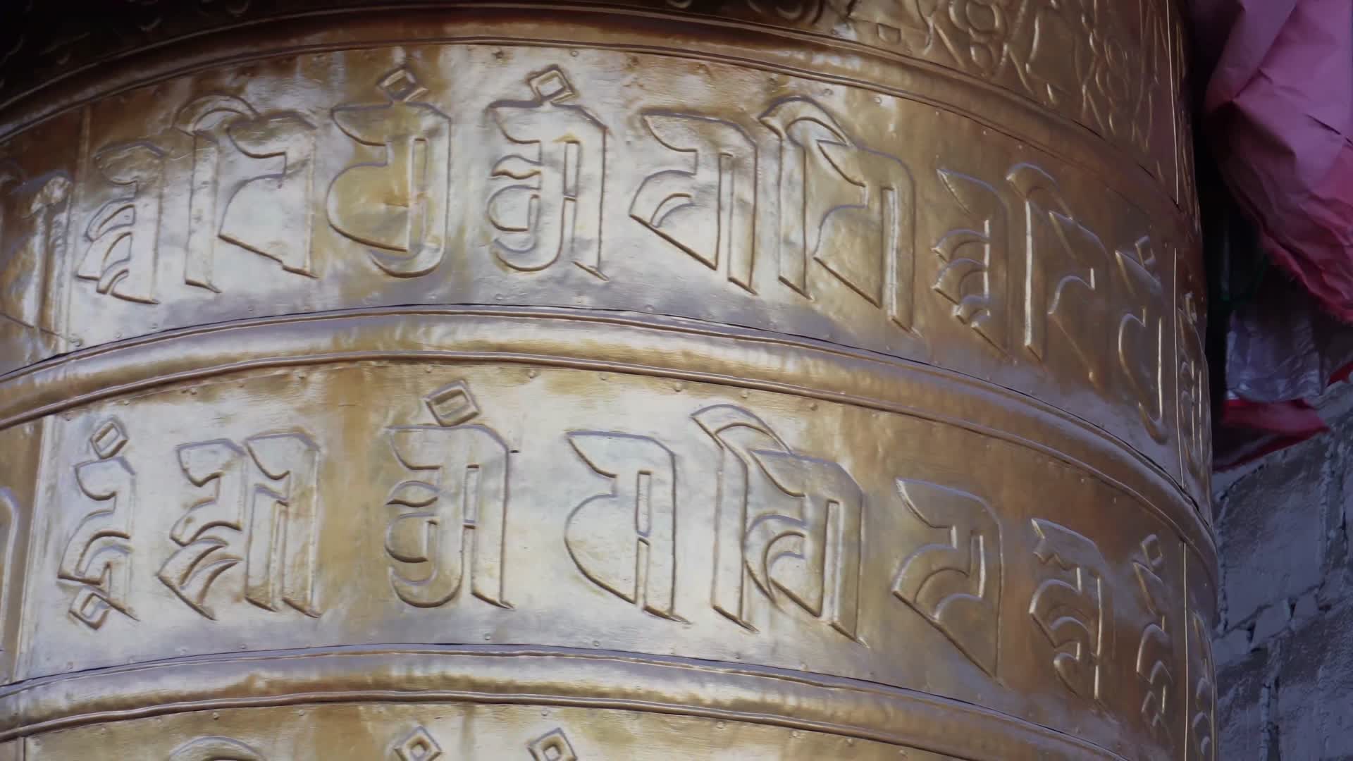 镜头合集祈福藏传佛教转经筒朝圣西藏藏族视频的预览图
