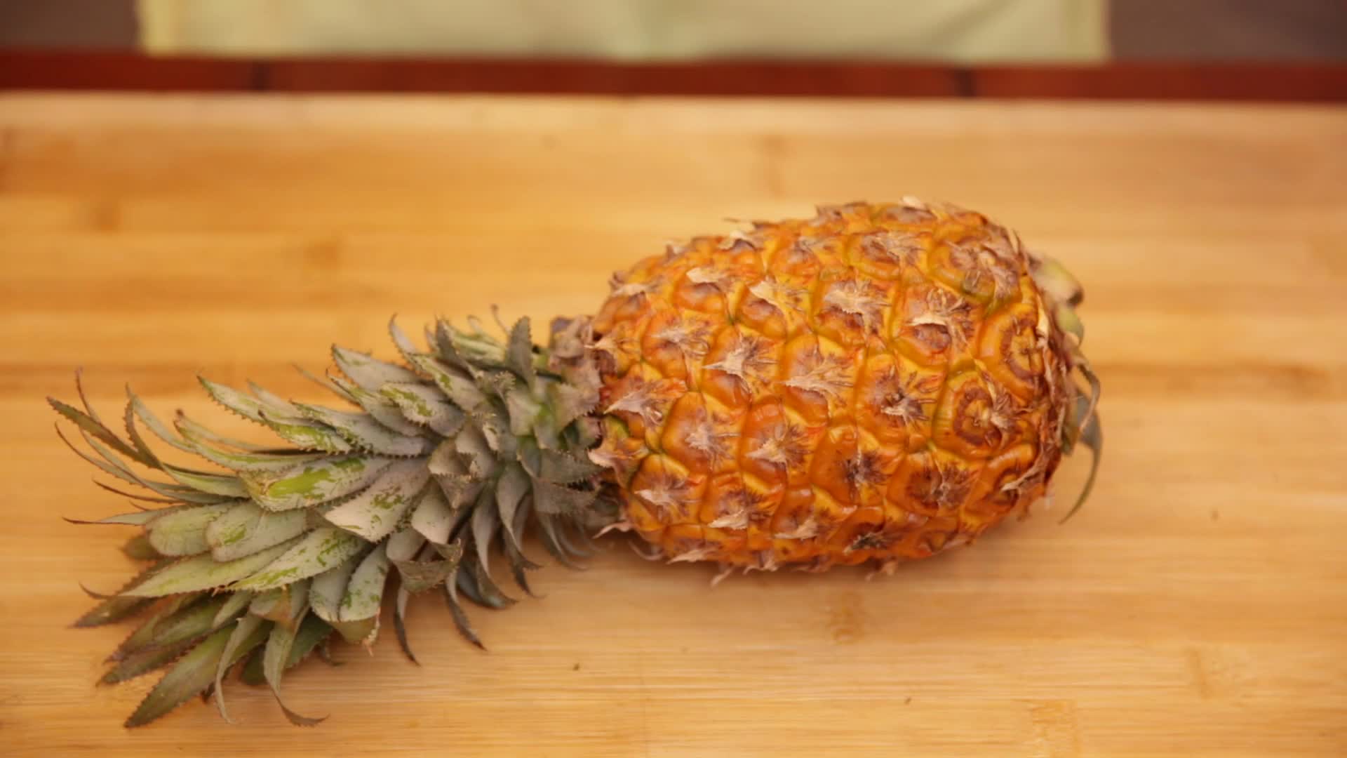 镜头合集切菠萝削菠萝视频的预览图