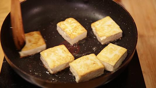 镜头合集平底锅煎制酿豆腐豆腐盒子视频的预览图