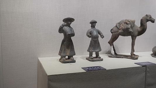 镜头合集唐代商人胡人石像陶俑视频的预览图