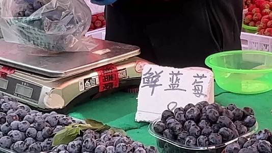 镜头合集市场卖蓝莓水果摊商贩视频的预览图