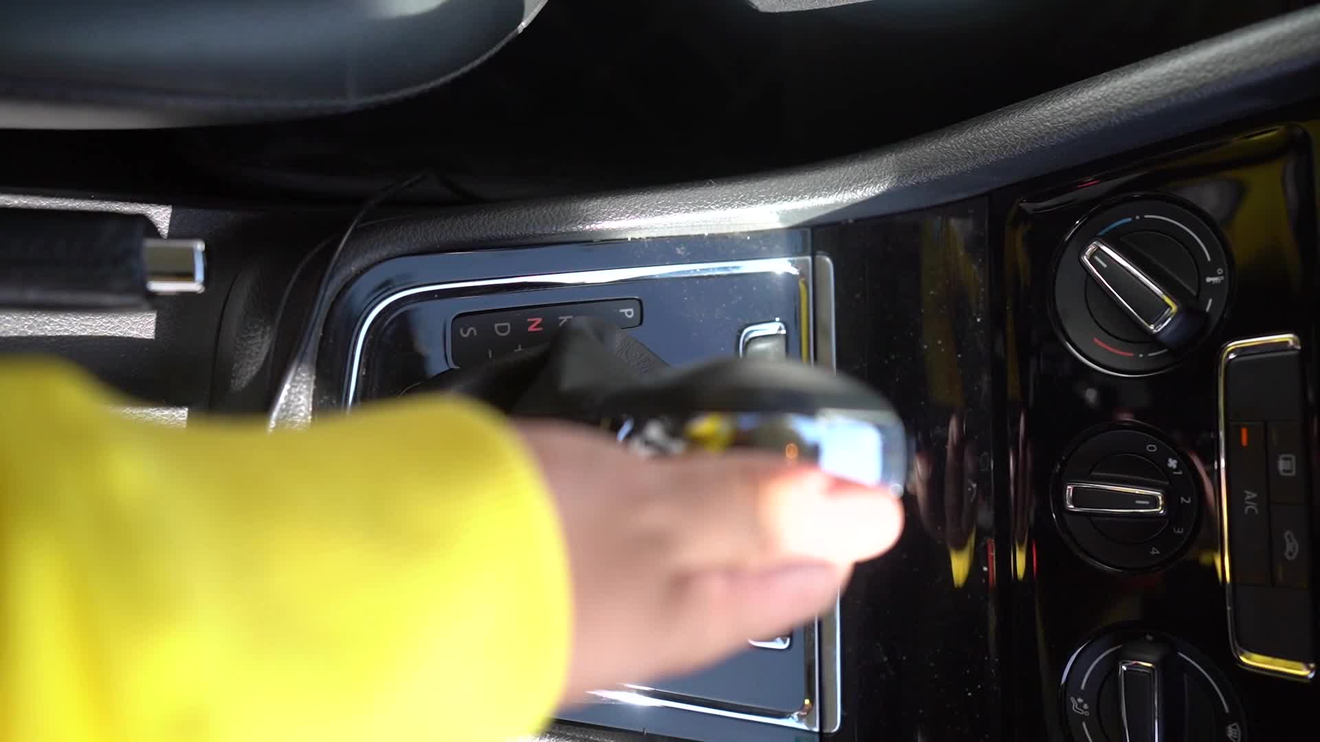 镜头合集司机开车驾驶员调整后视镜挂挡视频的预览图