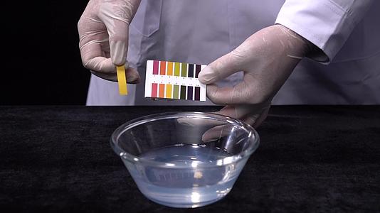 镜头合集试纸检测酸碱度化学实验视频的预览图