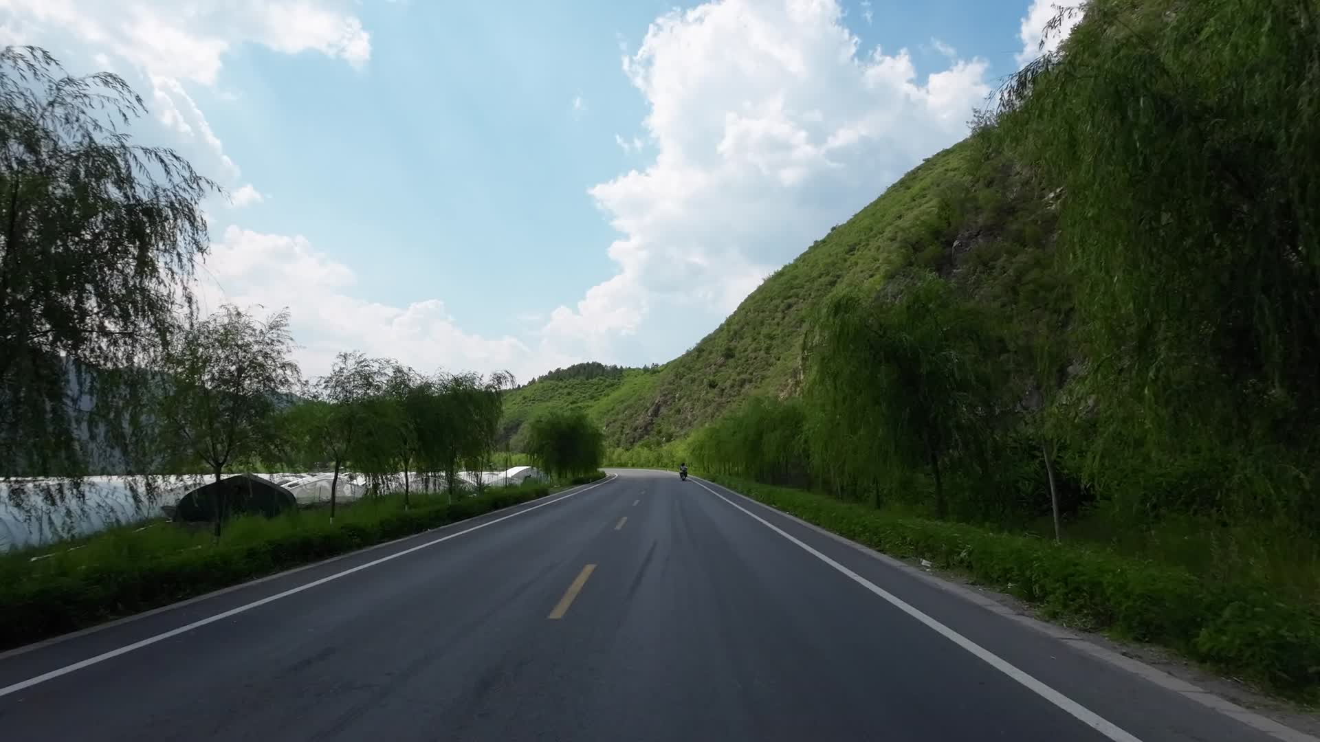 开车行驶在蓝天白云的公路下视频的预览图