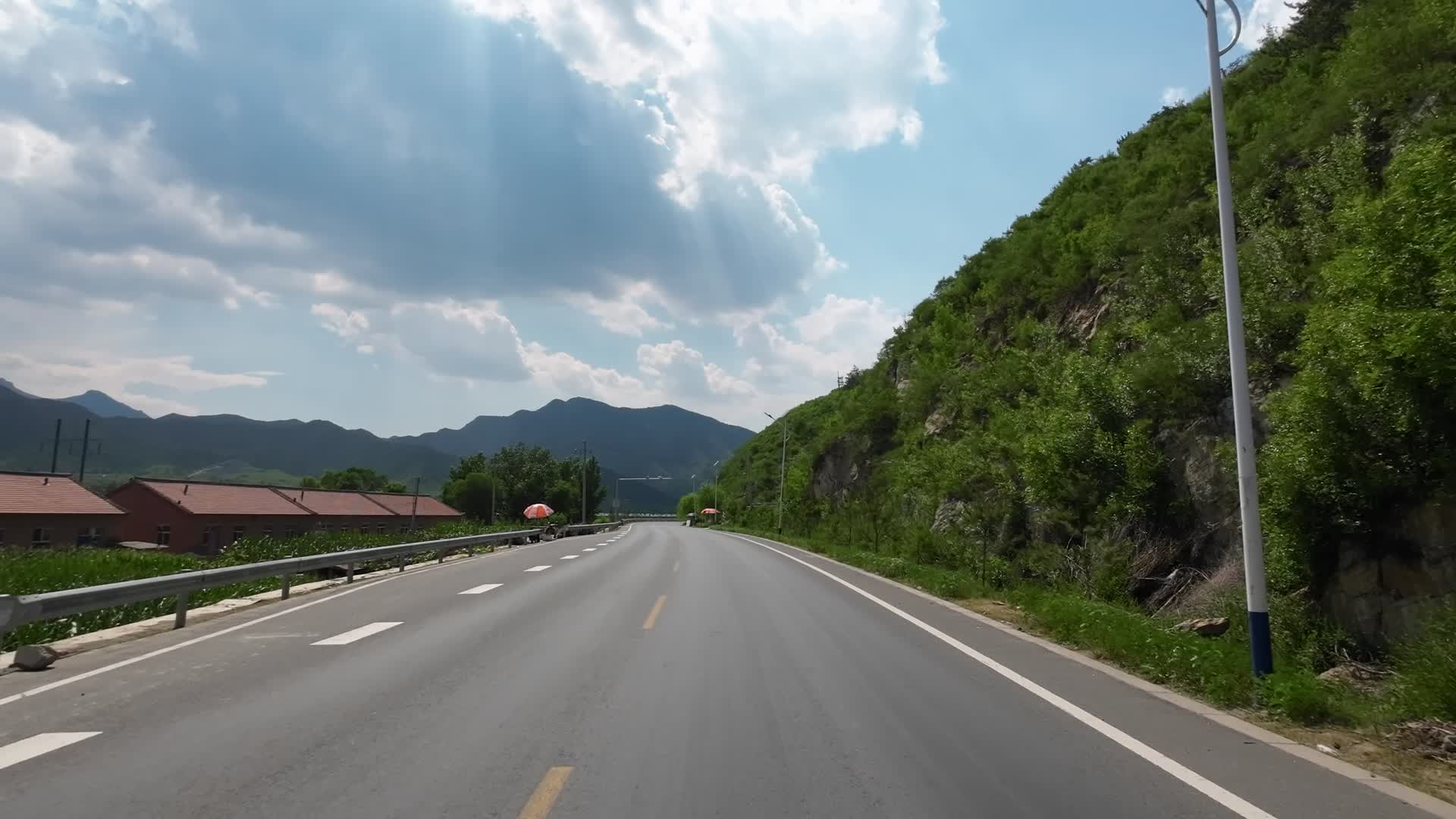 开车行驶在蓝天白云的公路下视频的预览图