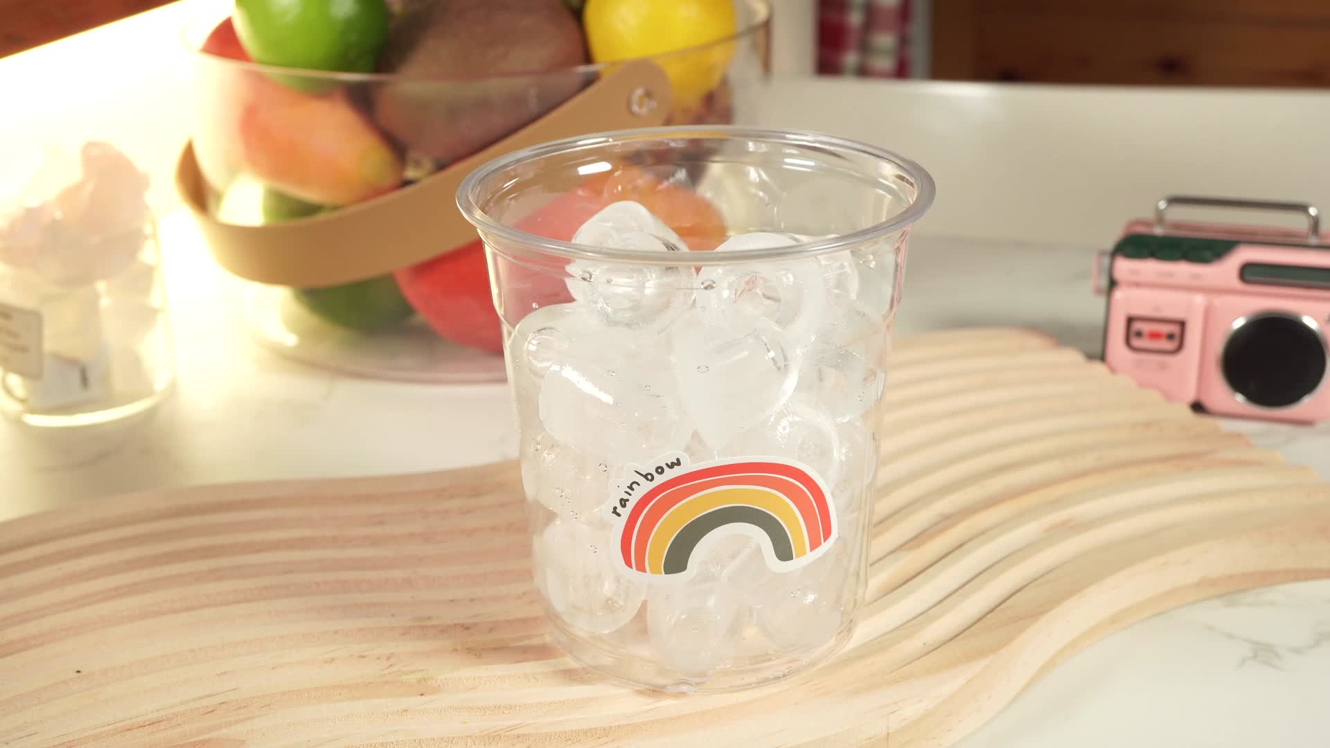 冰杯里倒入椰乳薄荷奶茶饮料视频的预览图