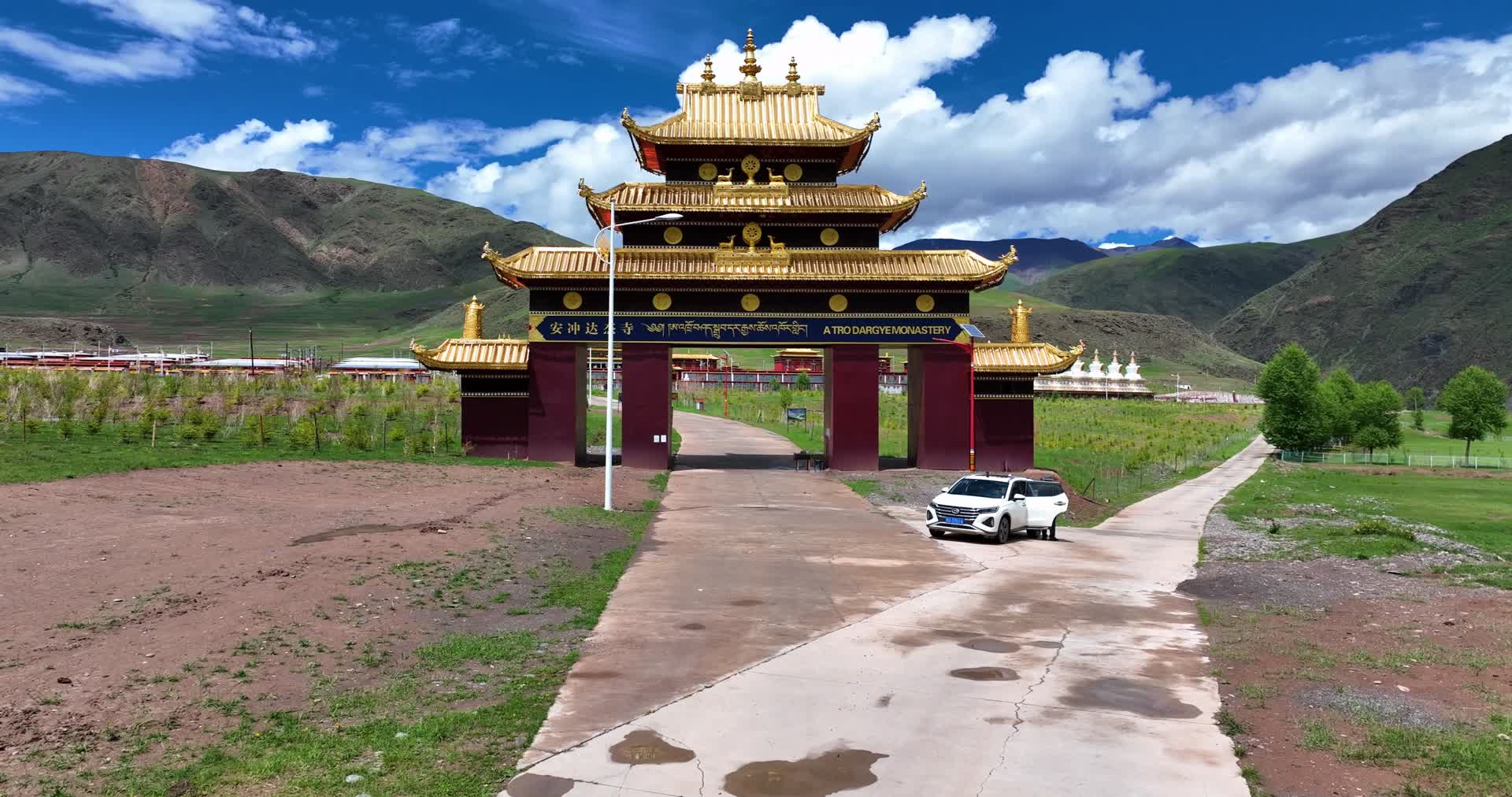 航拍青海玉树安冲达杰寺4K御3藏传佛教视频的预览图