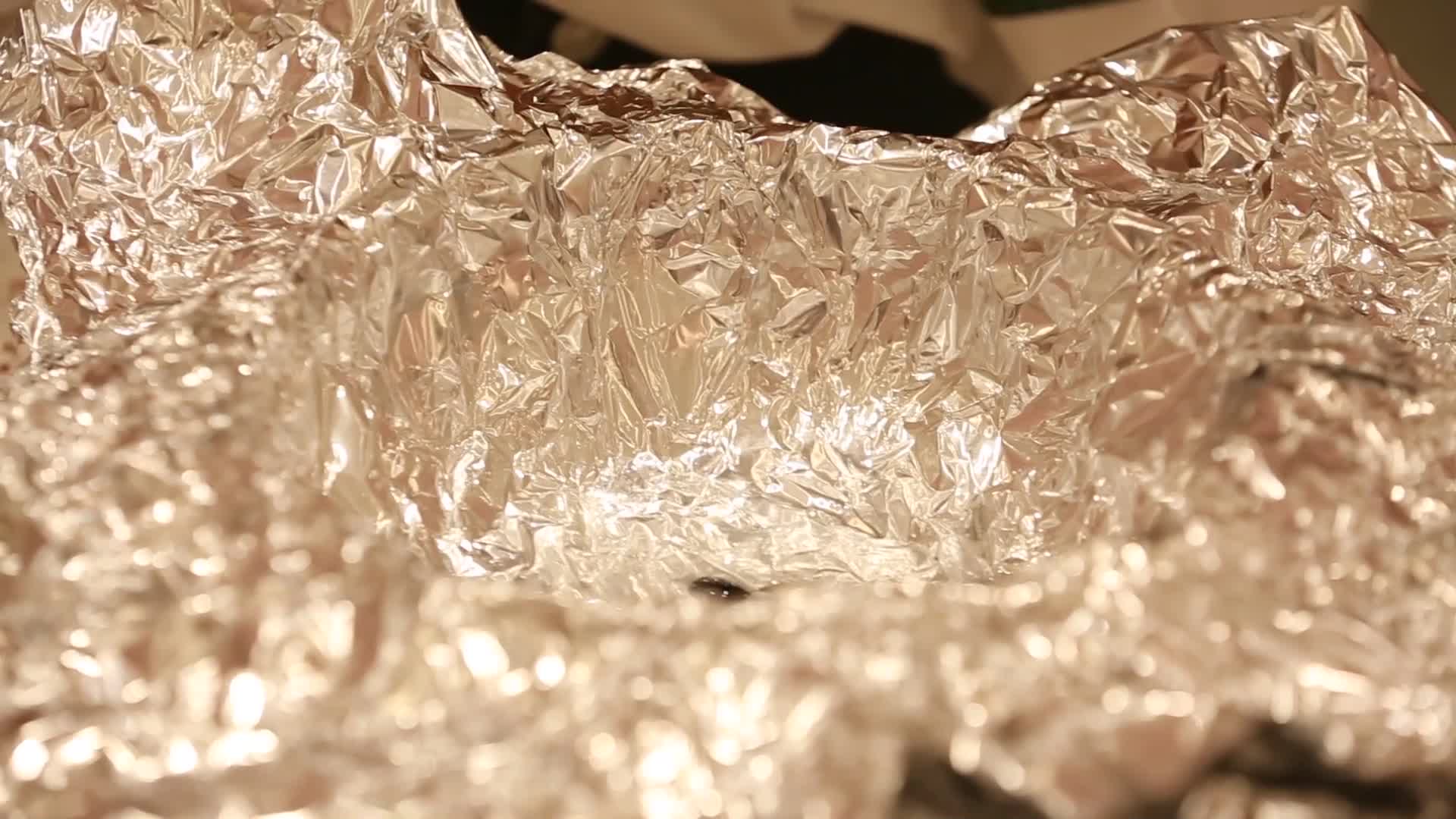镜头合集盐焗海鲜锡纸铝箔纸焗海鲜视频的预览图