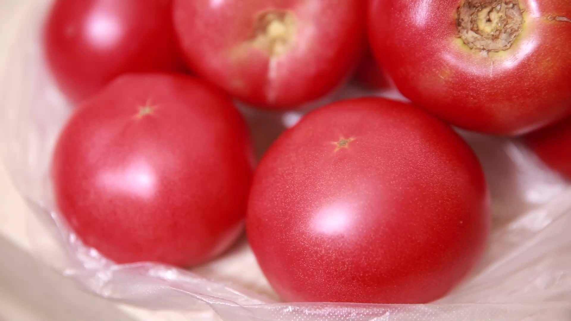 镜头合集新鲜西红柿腐坏西红柿对比视频的预览图