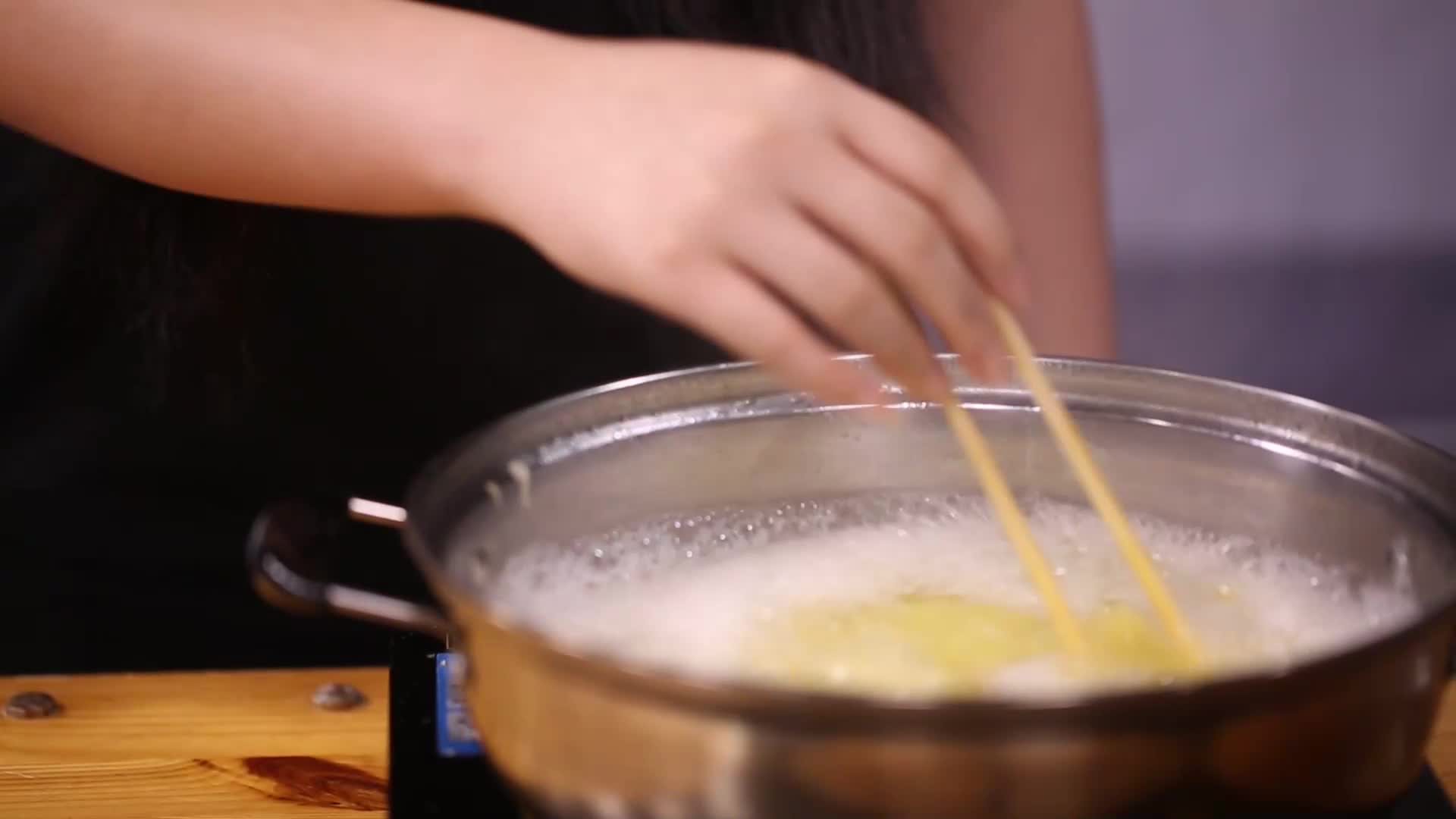 镜头合集煮沸的玉米面粥熬粥视频的预览图