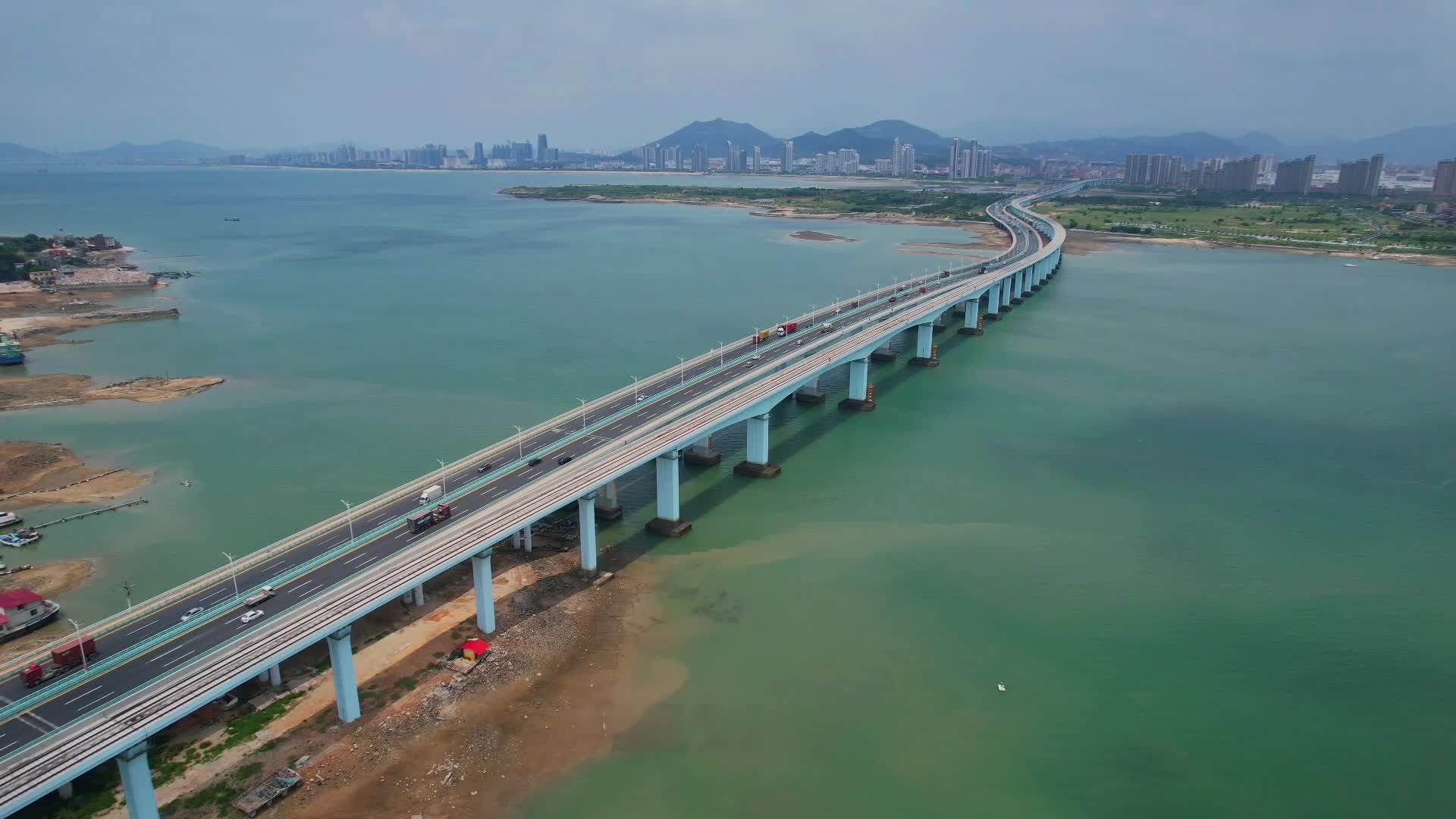 厦门航拍同安大桥建筑景观视频的预览图