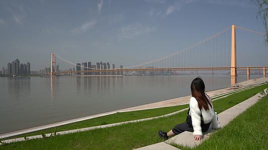 湖北武汉洪山江滩滨江步道视频的预览图