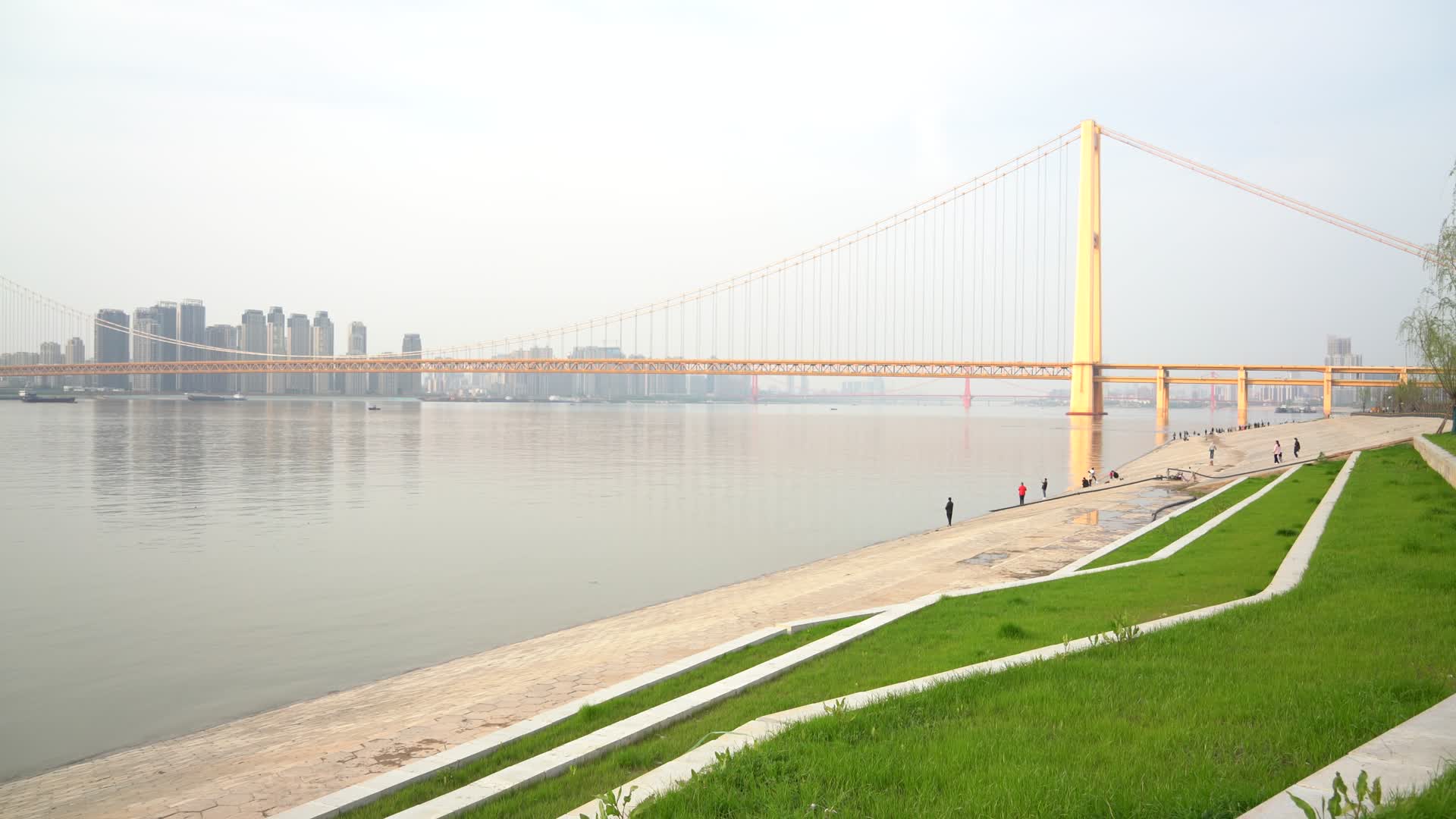 湖北武汉洪山江滩滨江步道视频的预览图