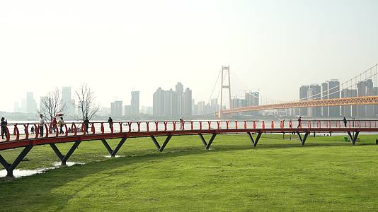 湖北武汉洪山江滩荻海栈桥视频的预览图