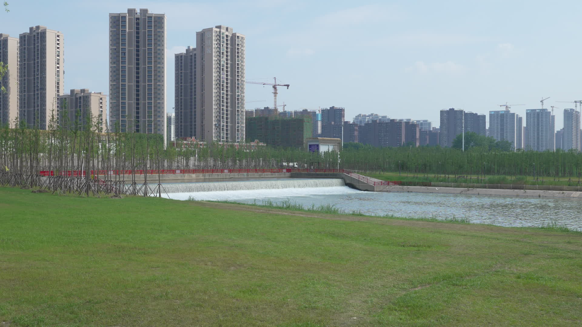湖北武汉洪山江滩荻海栈桥视频的预览图