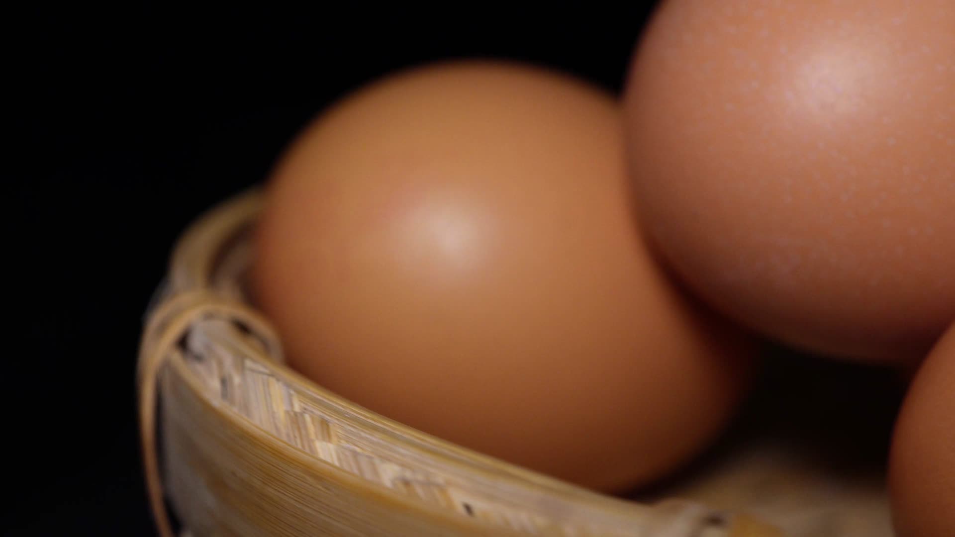 鸡蛋红皮鸡蛋鸡子蛋白质视频的预览图