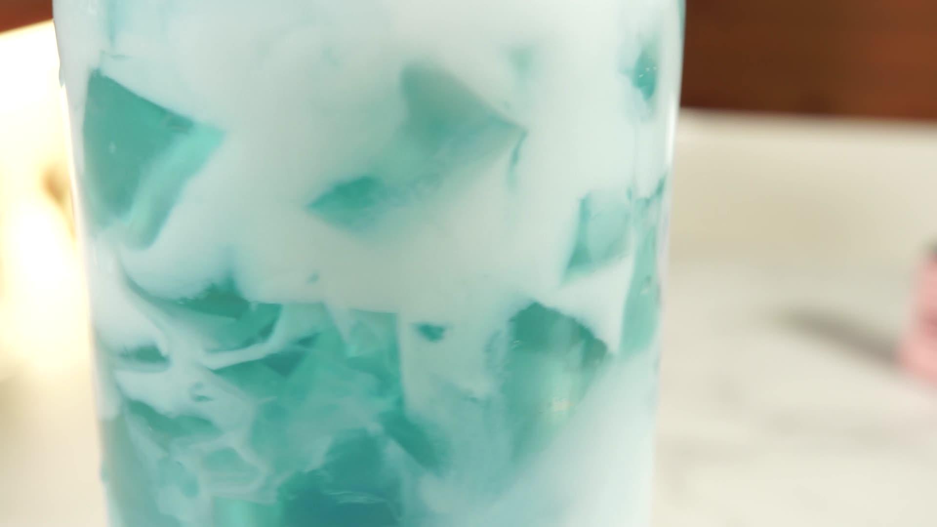 鸡尾酒网红饮品蓝天白云椰乳视频的预览图