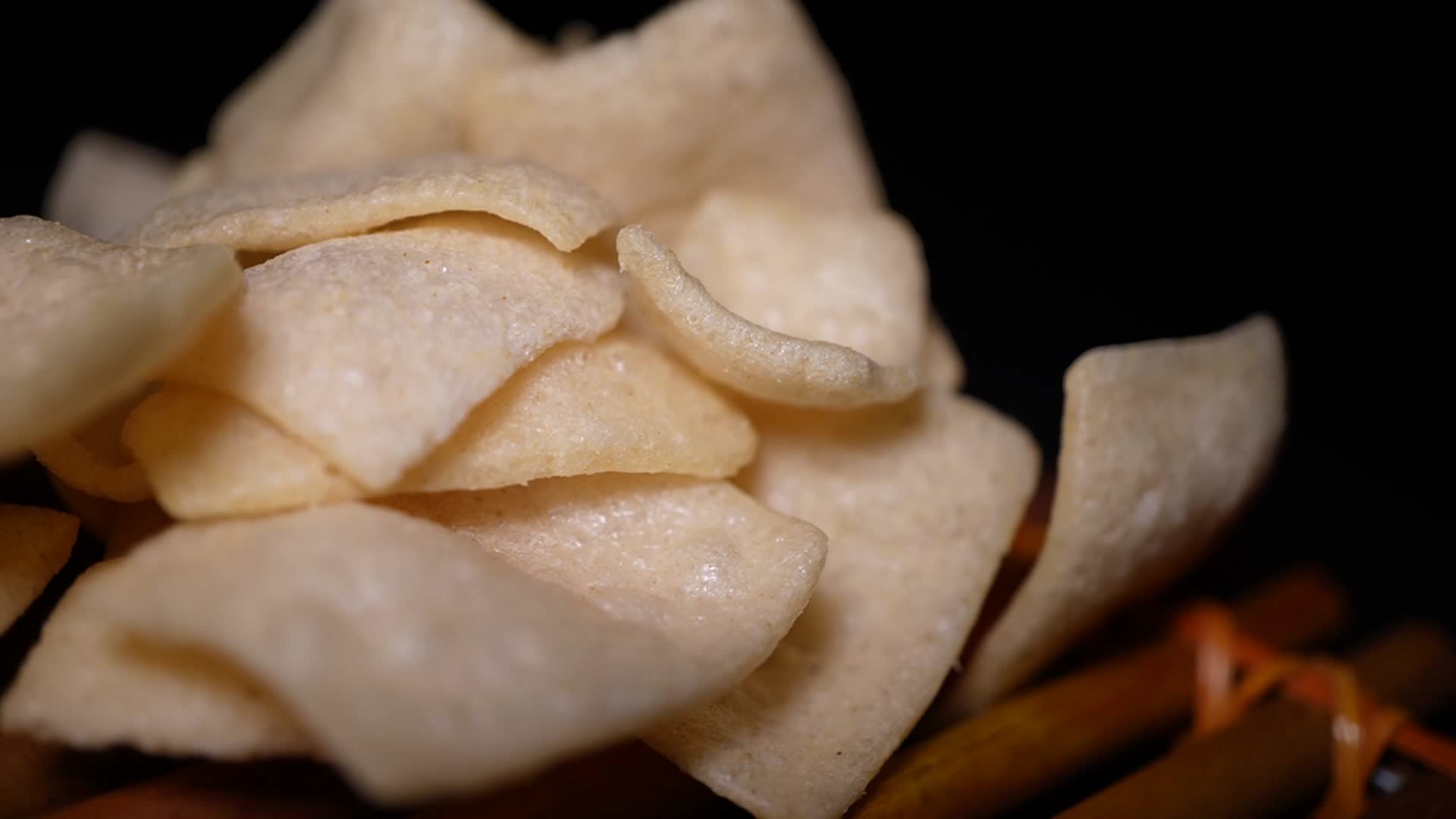 膨化食品鲜虾片视频的预览图