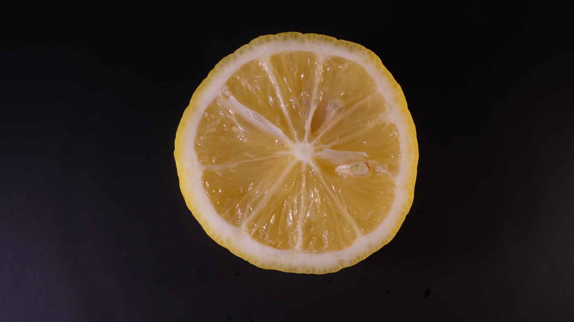 切开的鲜柠檬视频的预览图