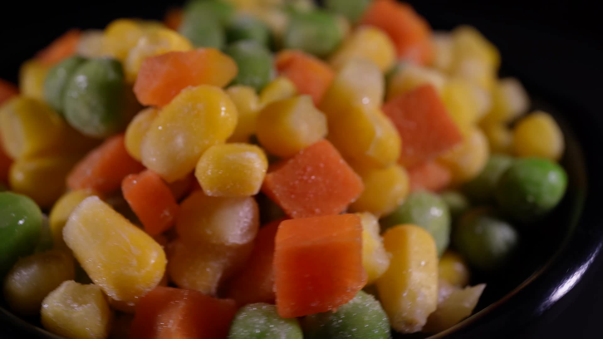 时蔬蔬菜粒豌豆玉米胡萝卜蔬菜丁视频的预览图