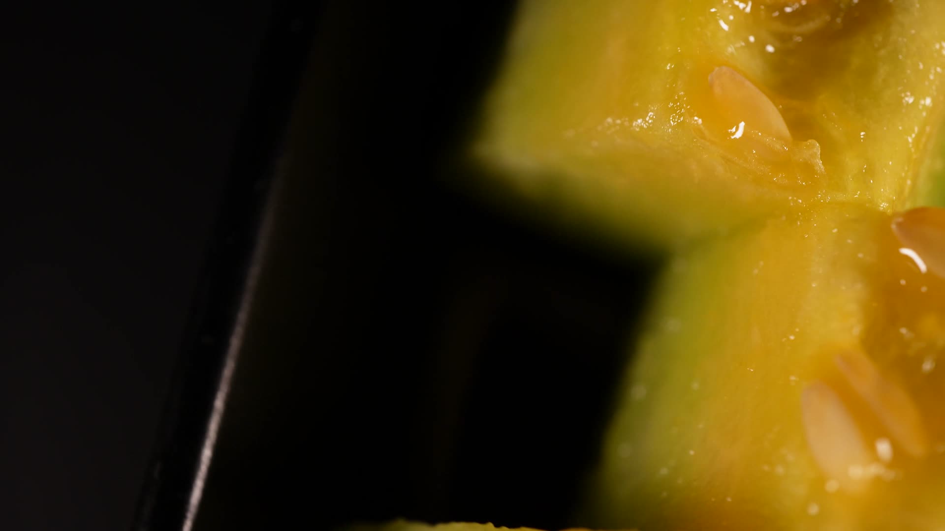 甜瓜香瓜羊角蜜果切视频的预览图