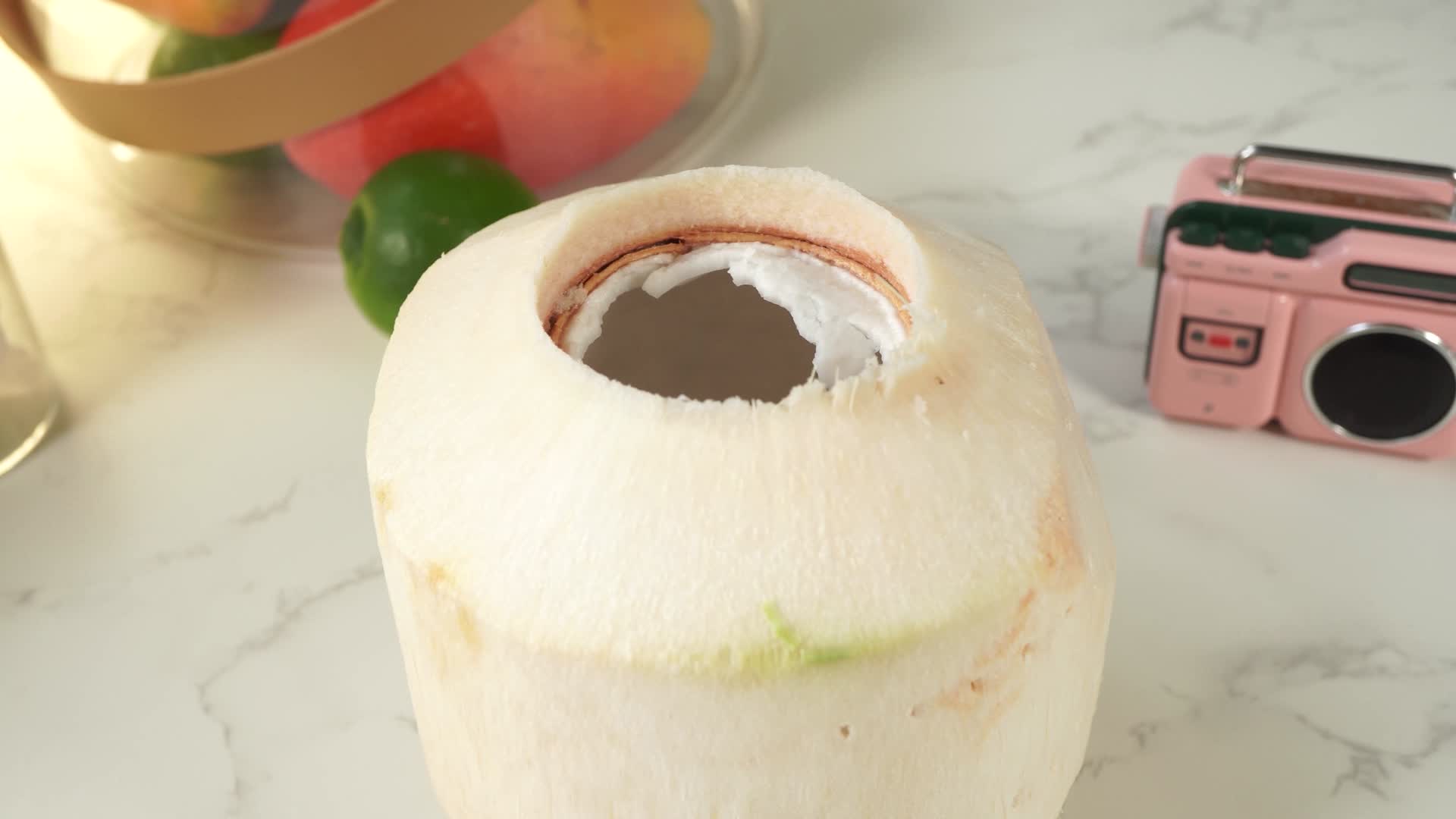 椰子奶冻过滤加入椰乳视频的预览图