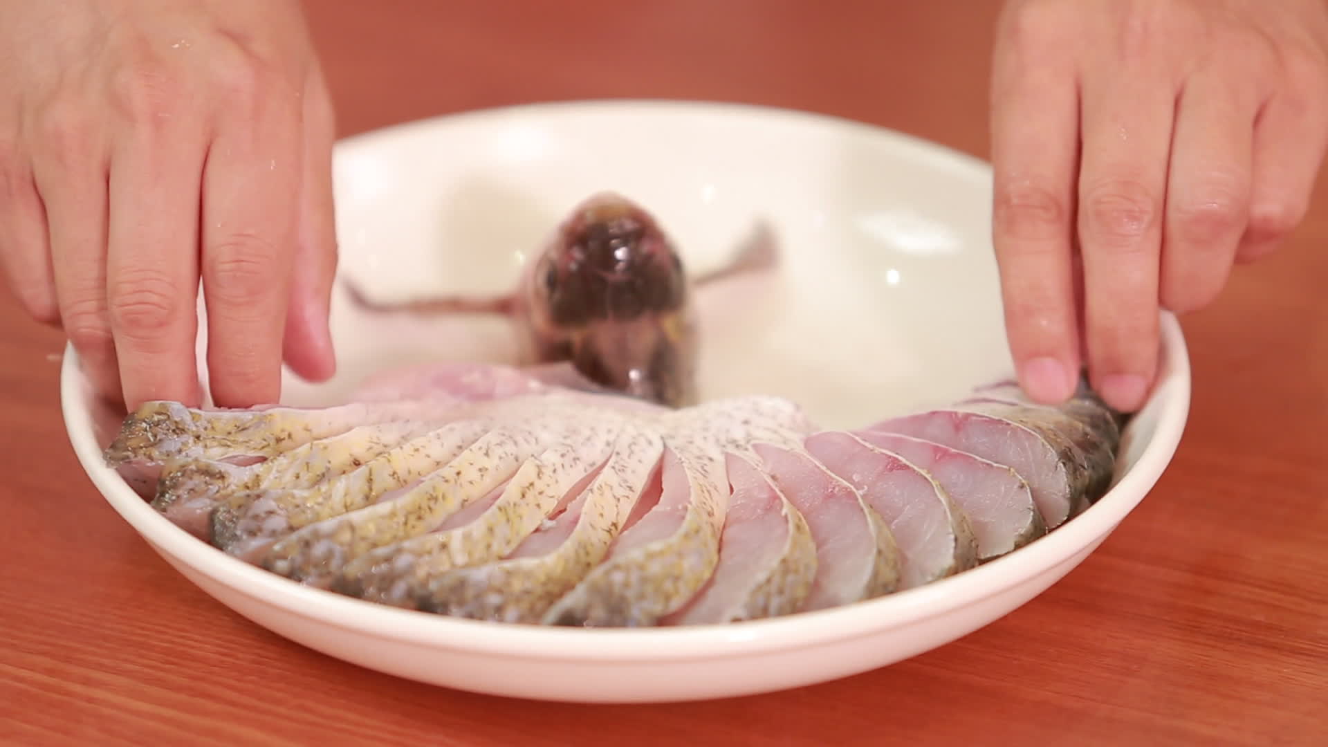 镜头合集摆盘孔雀鱼造型武昌鱼视频的预览图