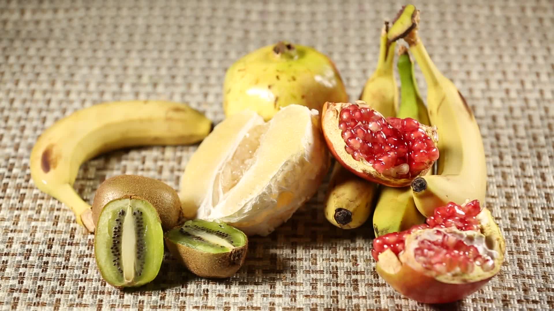 镜头合集剥水果果肉制作水果拼盘视频的预览图