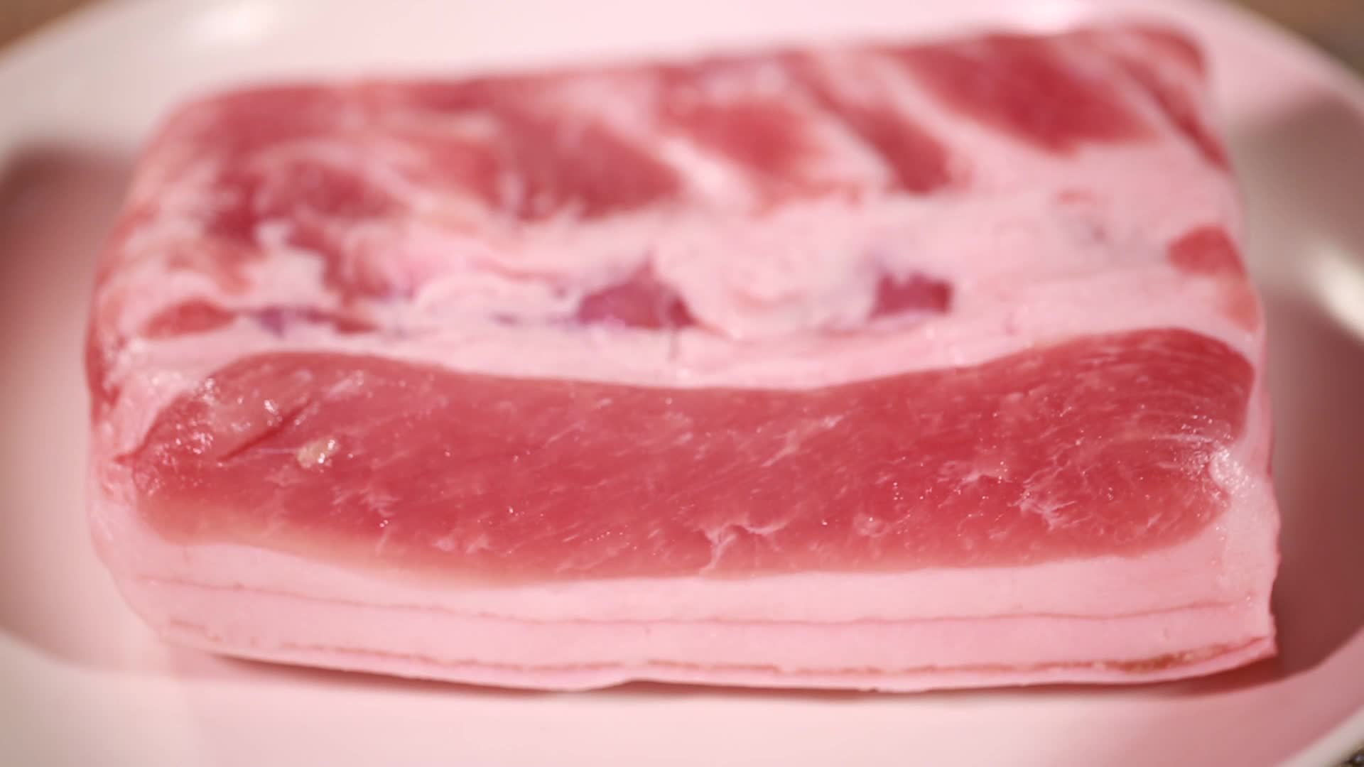 镜头合集观察猪肉纹理五花肉肥瘦视频的预览图