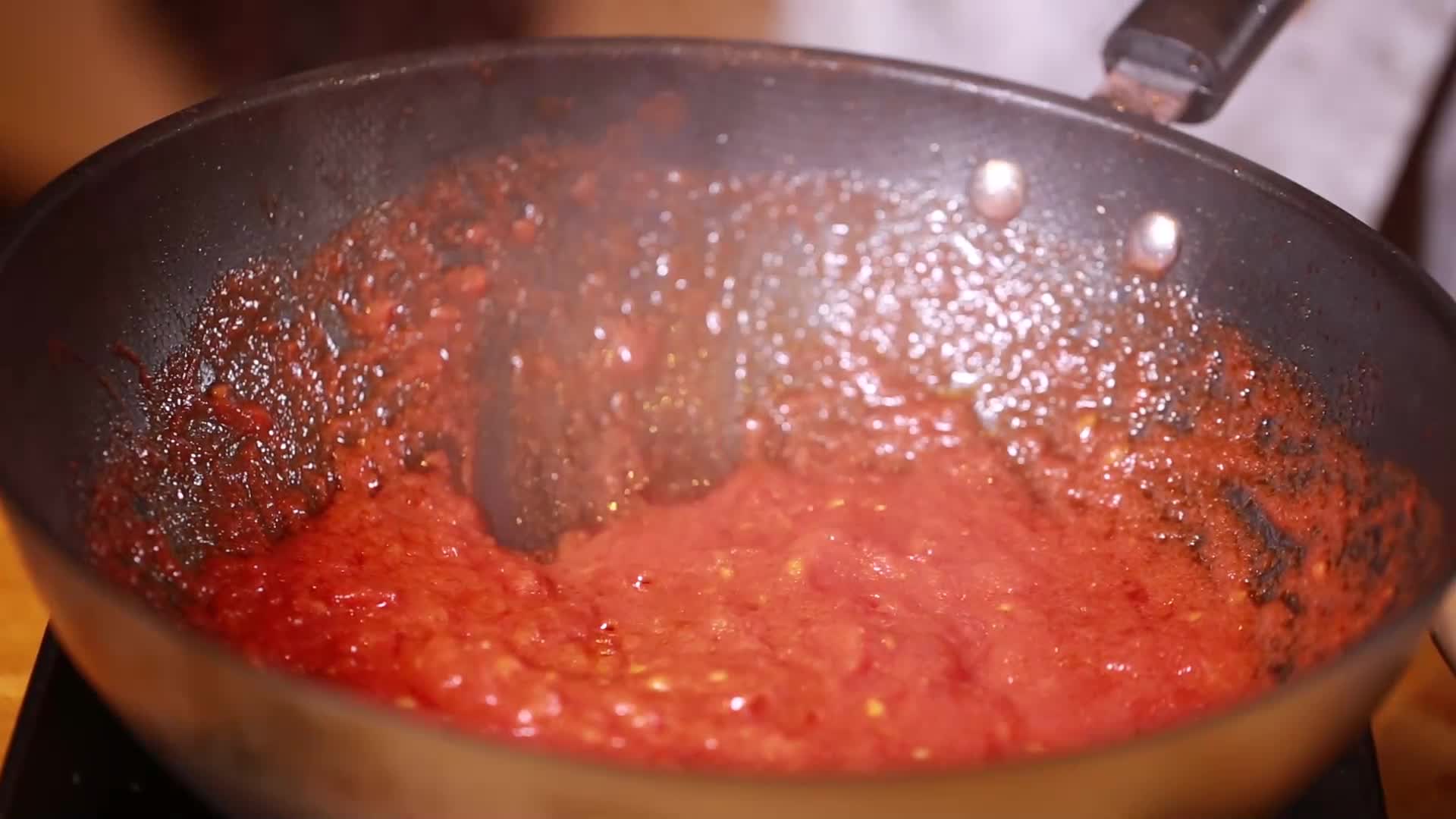 镜头合集不粘锅炒制番茄酱视频的预览图