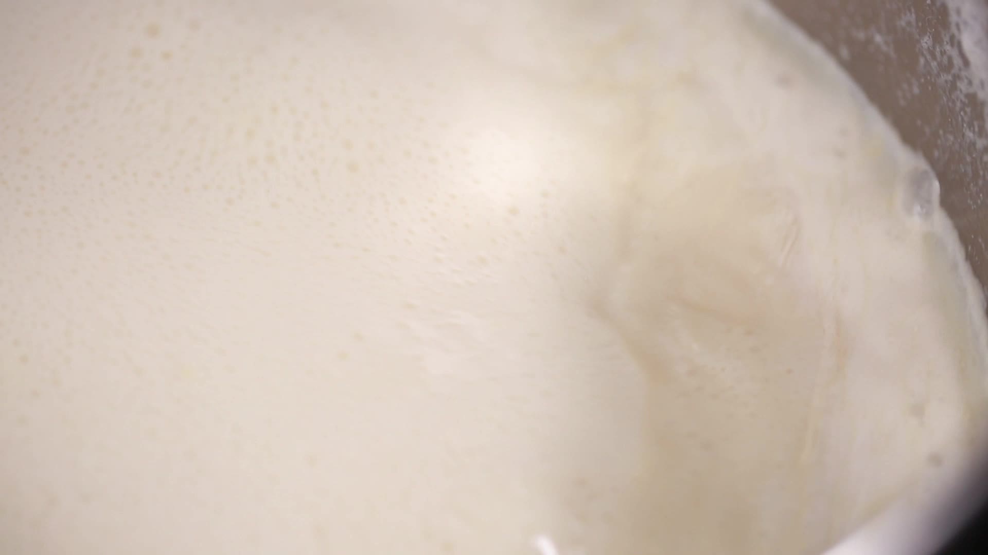 镜头合集豆浆机榨豆浆过滤豆渣熬豆浆煮豆浆视频的预览图