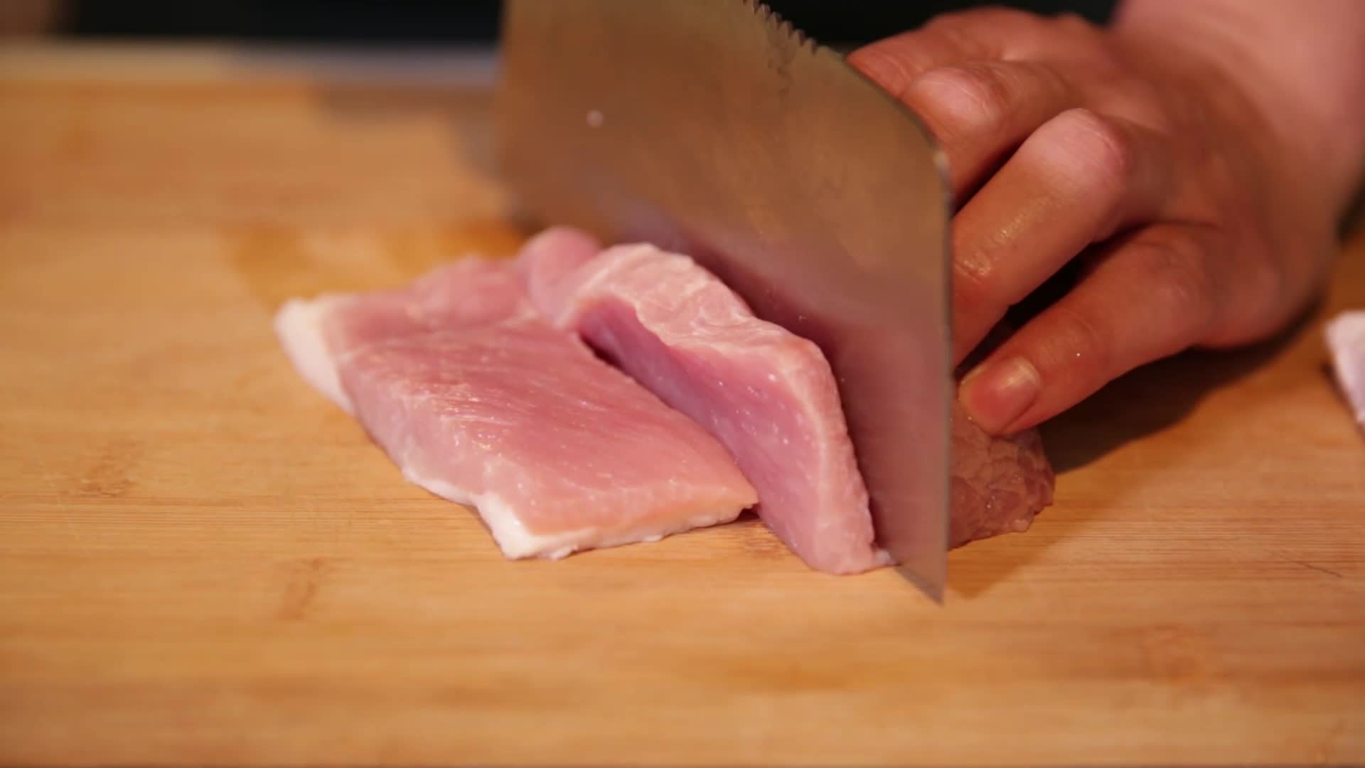 镜头合集厨师切猪肉视频的预览图