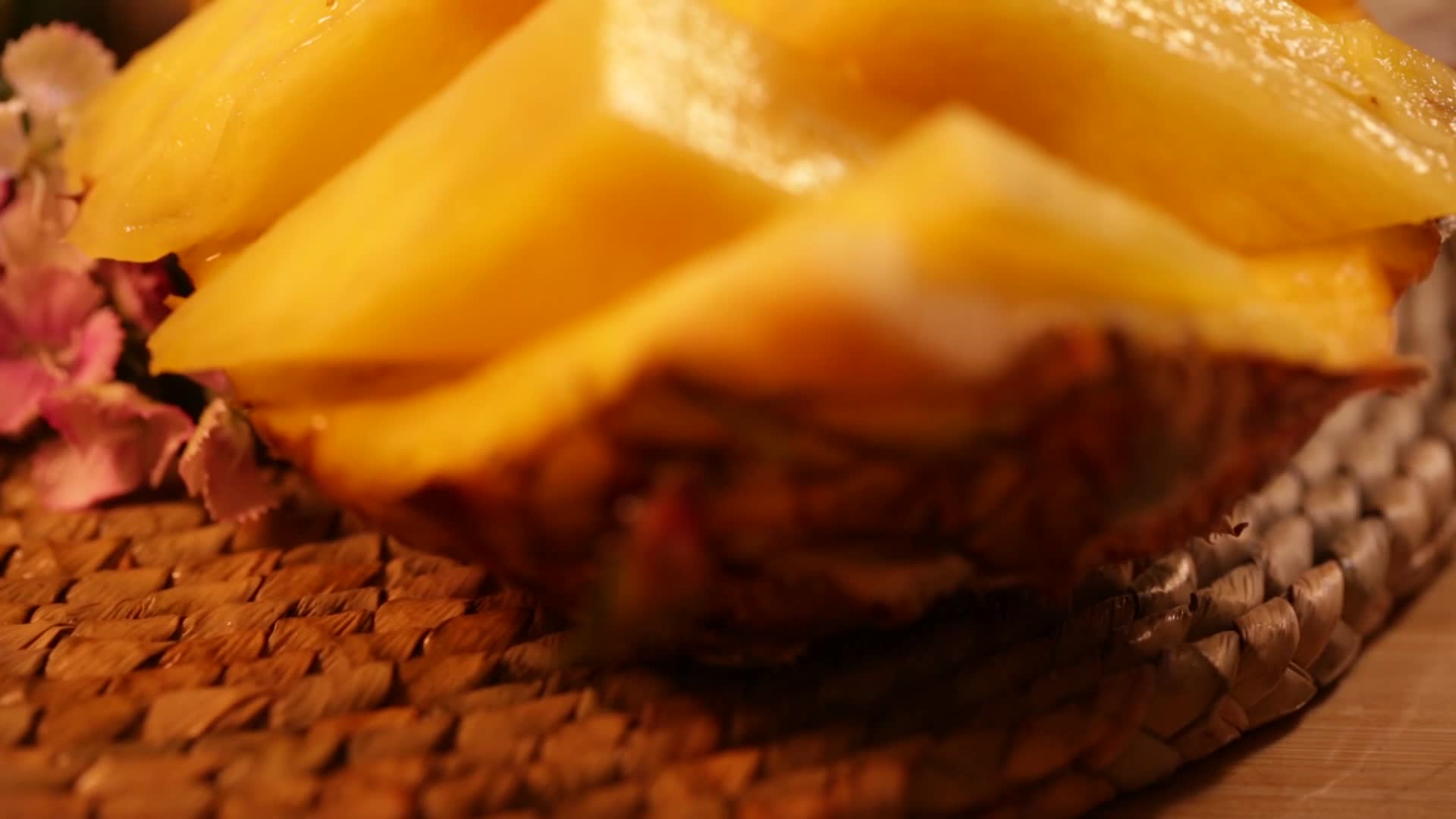 镜头合集菠萝切块菠萝块果盘视频的预览图