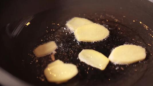 镜头合集厨师煎鱼防粘锅炖鲫鱼汤视频的预览图