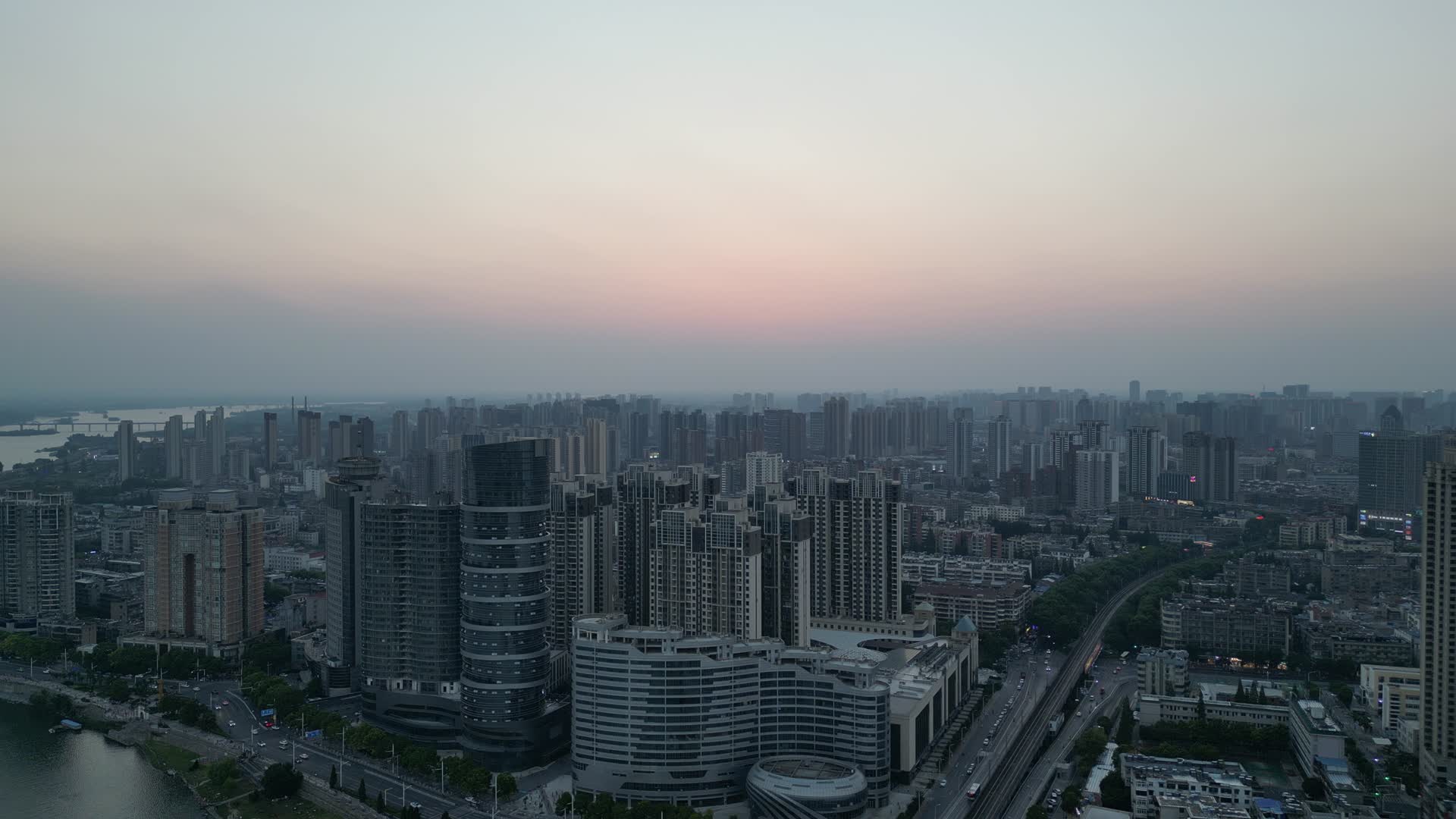 航拍湖北襄阳城市日落晚霞夕阳视频的预览图