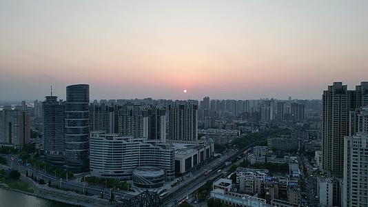航拍湖北襄阳城市日落晚霞夕阳视频的预览图